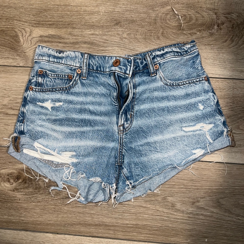 American Eagle 90s boyfriend short